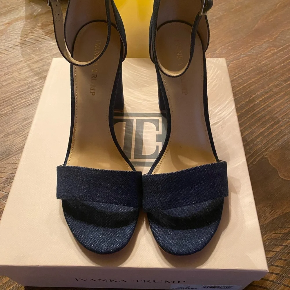 IVANKA TRUMP KLOVER 4 DARK BLUE FABRIC - Picture 2 of 5